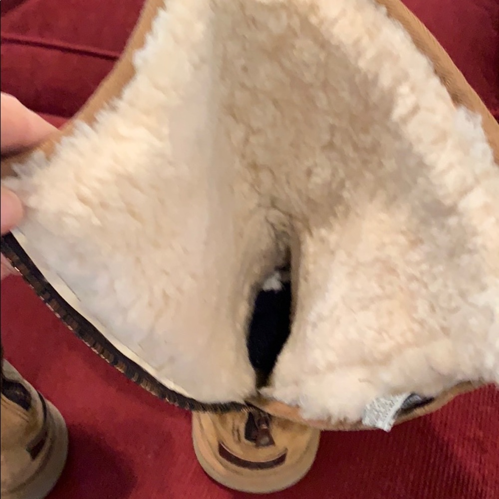 Gorgeous tan Uggs - Picture 2 of 6